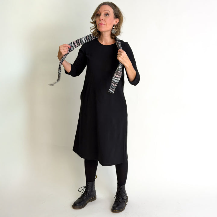 Ajaton collegemekko | HIILENMUSTA