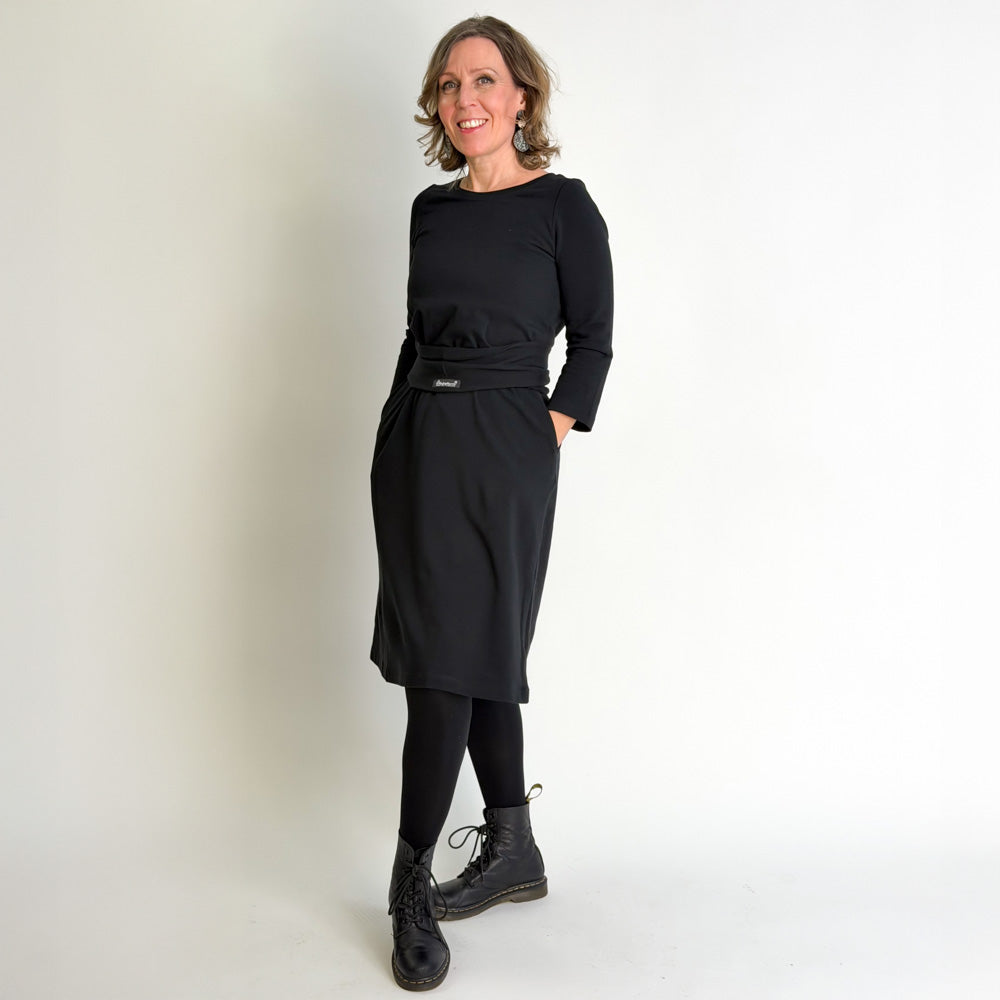 Ajaton collegemekko | HIILENMUSTA