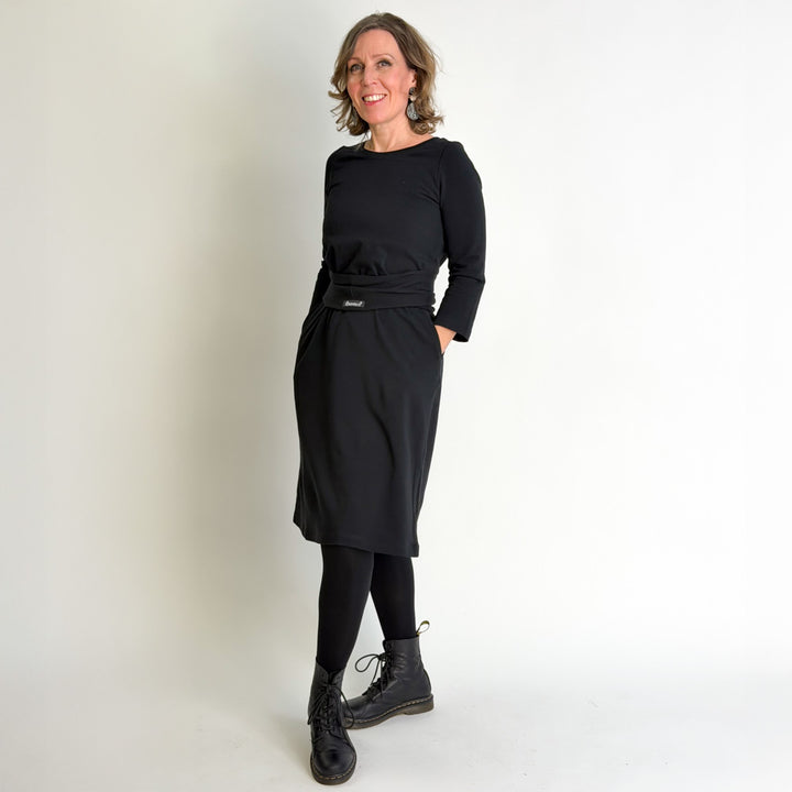 Ajaton collegemekko | HIILENMUSTA