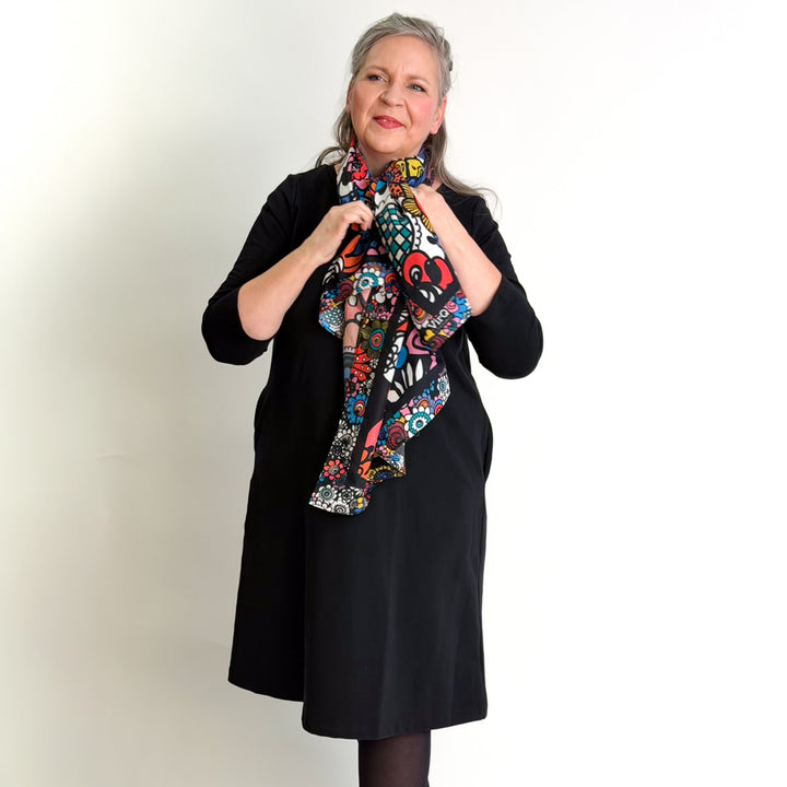 Ajaton collegemekko | HIILENMUSTA