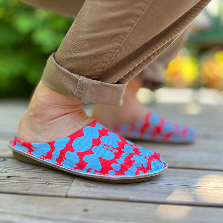 Virkkukoukkunen x VIBAe yhteistyömalliston Roma kengät - mukavat ja laadukkaat canvaskengät Carbon Step™ -pohjallisella ja Virkkukoukkusen persoonallisilla kuoseilla. Suunniteltu Suomessa, valmistettu Portugalissa. Koe vertaansa vailla oleva mukavuus uuden Virkkukoukkunen x VIBAe kenkämalliston kanssa! Kuosina Mojova jossa kirkkaanpunaisella pohjalla kauniin vaaleansiniset kuviot luovat jonoja, jotka tuovat mieleen erimuotoisten ruukkujen tai maljakoiden pinot.