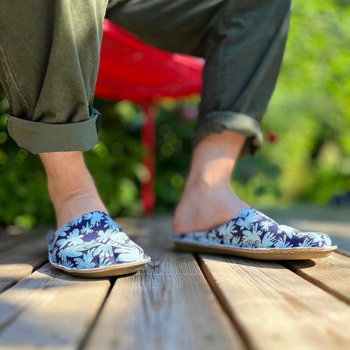 Virkkukoukkunen x VIBAe yhteistyömalliston Roma kengät - mukavat ja laadukkaat canvaskengät Carbon Step™ -pohjallisella ja Virkkukoukkusen persoonallisilla kuoseilla. Suunniteltu Suomessa, valmistettu Portugalissa. Koe vertaansa vailla oleva mukavuus uuden Virkkukoukkunen x VIBAe kenkämalliston kanssa! Kuosina Rauha jossa tummansinisellä pohjalla turkoosi-valkoinen lintuparvi joka muodostaa kauniin tiiviin kuosipinnan.