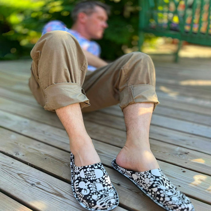 Virkkukoukkunen x VIBAe yhteistyömalliston Roma kengät - mukavat ja laadukkaat canvaskengät Carbon Step™ -pohjallisella ja Virkkukoukkusen persoonallisilla kuoseilla. Suunniteltu Suomessa, valmistettu Portugalissa. Koe vertaansa vailla oleva mukavuus uuden Virkkukoukkunen x VIBAe kenkämalliston kanssa! Kuosina mustavalkoinen Tivoli, jossa valkoisia kukkamaisia abstrakteja muotoja mustalla pohjalla.