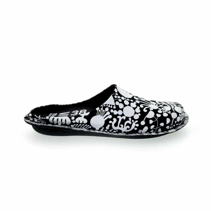 Virkkukoukkunen x VIBAe yhteistyömalliston Roma kengät - mukavat ja laadukkaat canvaskengät Carbon Step™ -pohjallisella ja Virkkukoukkusen persoonallisilla kuoseilla. Suunniteltu Suomessa, valmistettu Portugalissa. Koe vertaansa vailla oleva mukavuus uuden Virkkukoukkunen x VIBAe kenkämalliston kanssa! Kuosina mustavalkoinen Tivoli, jossa valkoisia kukkamaisia abstrakteja muotoja mustalla pohjalla.
